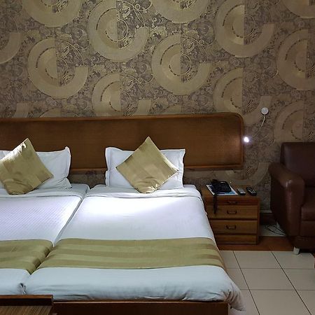 Oyo 15791 Flagship Hotel Executive Hazratganj Lucknow Luaran gambar