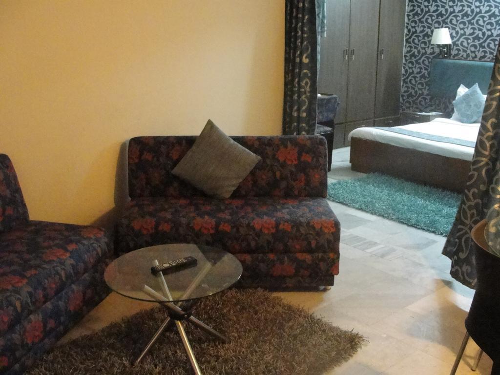 Oyo 15791 Flagship Hotel Executive Hazratganj Lucknow Luaran gambar