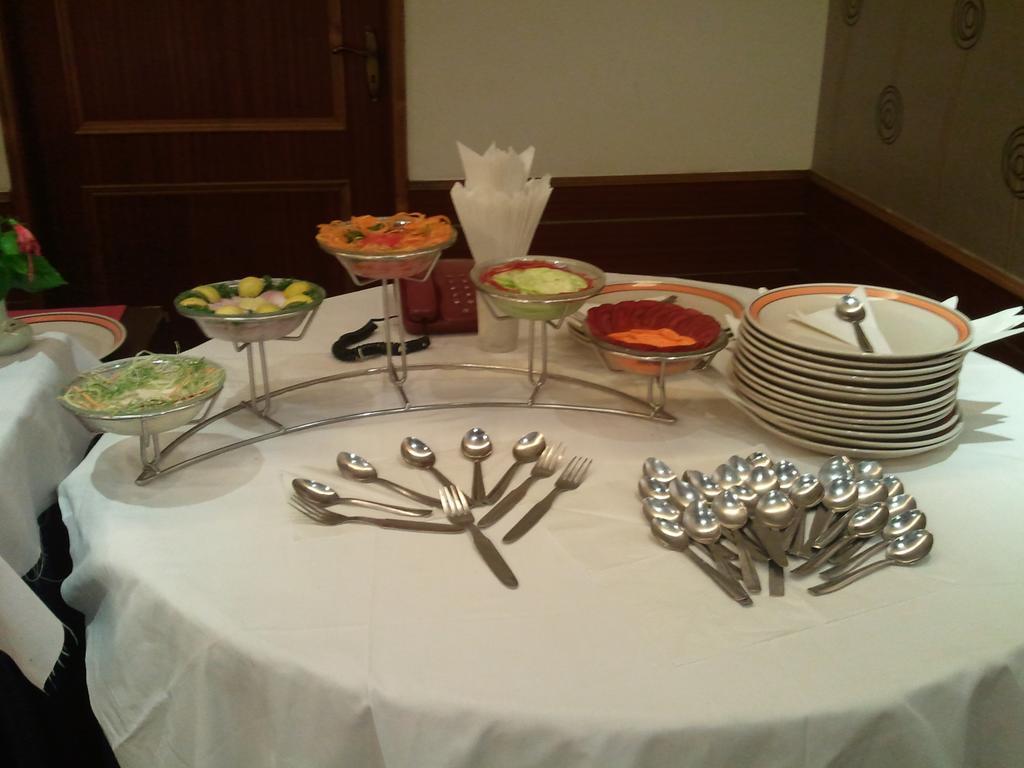 Oyo 15791 Flagship Hotel Executive Hazratganj Lucknow Luaran gambar