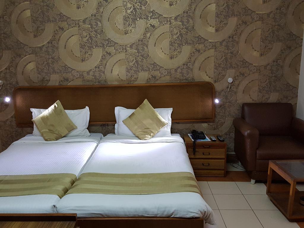 Oyo 15791 Flagship Hotel Executive Hazratganj Lucknow Luaran gambar