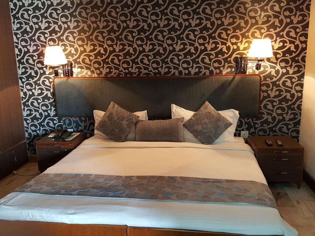 Oyo 15791 Flagship Hotel Executive Hazratganj Lucknow Luaran gambar